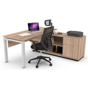 escritorio ejecutivo Italo con credenza lateral y acabado madera clara