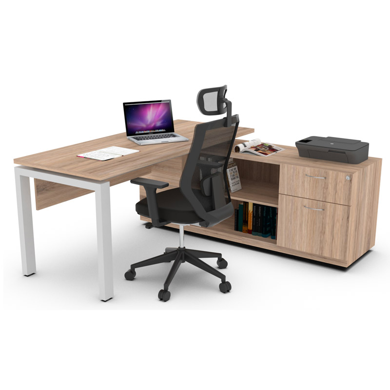 escritorio ejecutivo Italo con credenza lateral y acabado madera clara